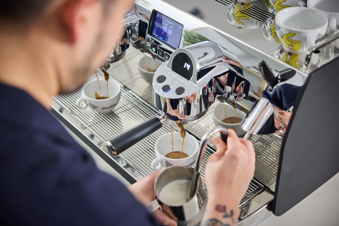 Victoria Arduino Black Eagle Maverick Core: Espresso extraction in use